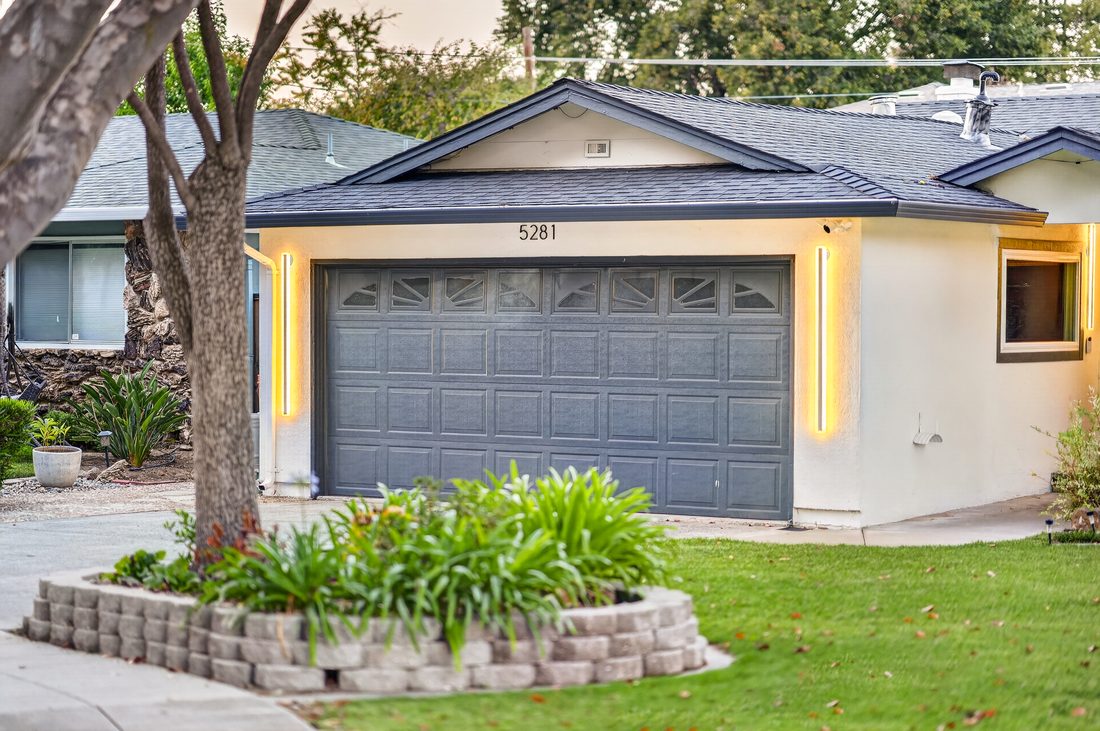 Jose · 15-01_Front_Exterior_Angle_I_Garage_Detail.JPG