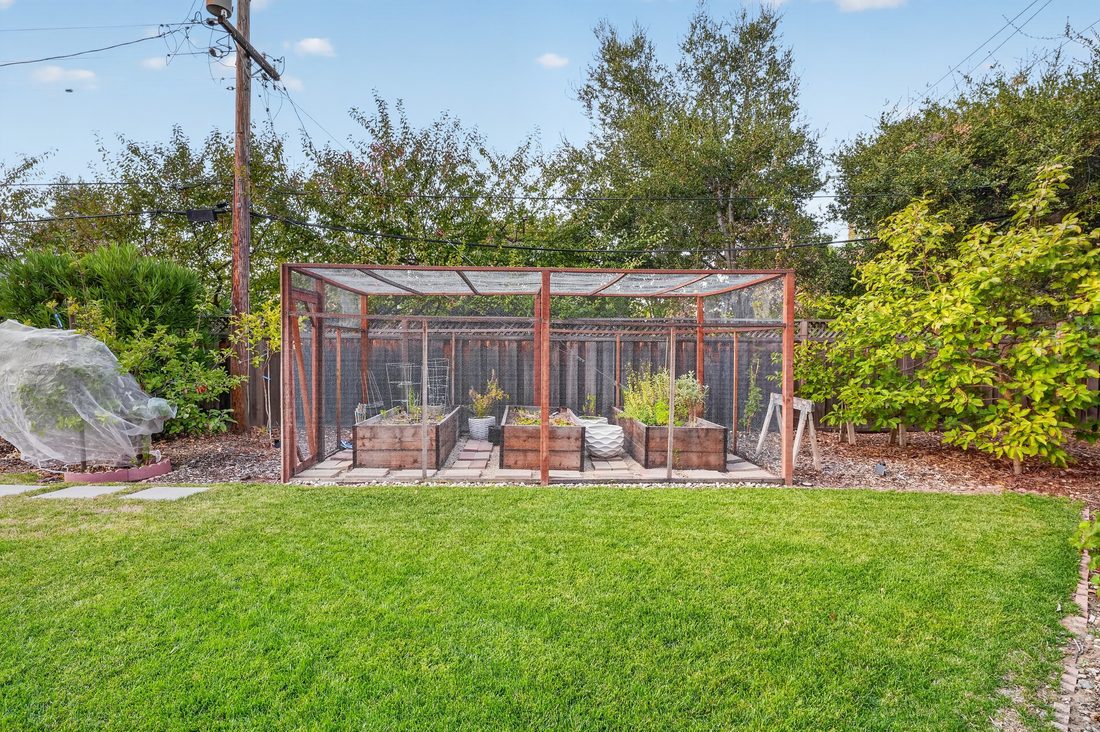 Jose · 87-21_Garden_Structure_2_Angle_A.JPG