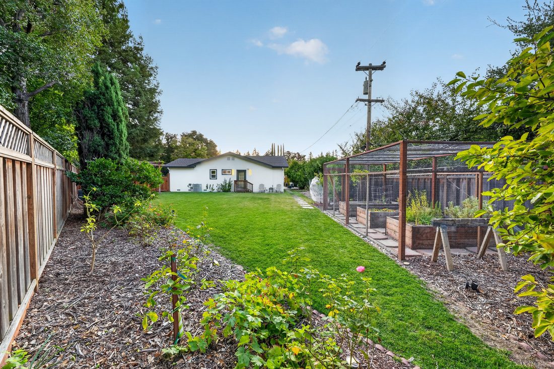 Jose · 89-21_Garden_Structure_2_Angle_C.JPG